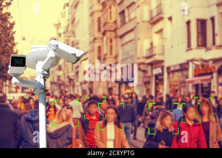 CTV. Menschenmassen, die die Straße hinunter laufen. Identifizierung von Personen. Konzept moderner Videoüberwachungstechnologien. Stockfoto