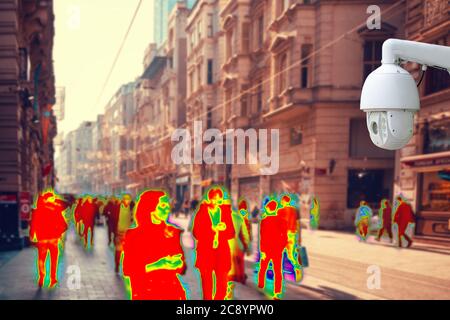 CCTV. Menschenmassen, die die Straße hinunter laufen. Filter der Wärmebildkamera. Konzept moderner Videoüberwachungstechnologien. Stockfoto