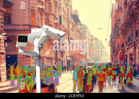 CCTV. Menschenmassen, die die Straße hinunter laufen. Filter der Wärmebildkamera. Konzept der modernen Videoüberwachungstechnologien und sicher. Stockfoto