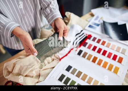 Weibliche Modedesignerin Wahl Farben für neue Kollektion diskutieren Skizzen. Close up beschnitten Foto. Stockfoto