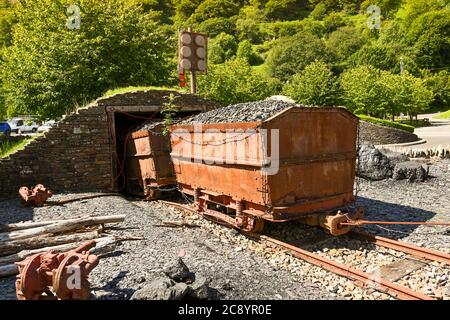 Ebbw Vale, Wales - Juli 2020: Alte Kohlebahnen im Festival Park Einkaufszentrum. Das Display spiegelt das industrielle Erbe der Region wider. Stockfoto