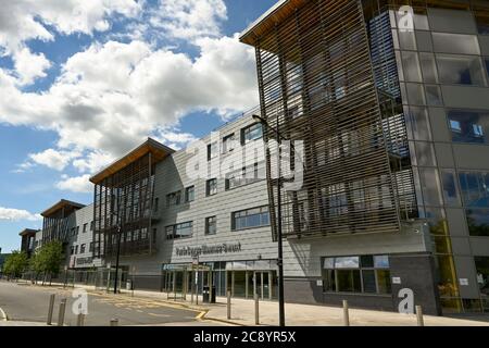 Ebbw Vale, Wales - Juli 2020: Außenansicht des Ebbw Vale-Gebäudes der Weiterbildungshochschule 'Coleg Gwent'. Stockfoto