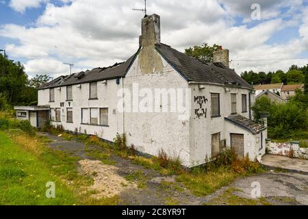 Ebbw Vale, Wales - Juli 2020: Verderbtes öffentliches Haus mit beschädigtem Dach. Keine Personen. Stockfoto