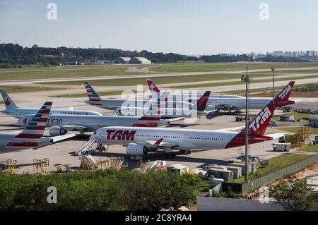 TAM Airlines Airbus A350 XWB (Long Range Wide-Body Aircraft - PR-XTA) parkt mit anderen Linienflugzeugen im abgelegenen Gebiet von Guarulhos Intl. Flughafen. Stockfoto