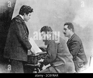 GIACOMO PUCCINI rechts mit den italienischen Komponisten Pietro Mascagni links und Alberto Franchetti 1893 Stockfoto