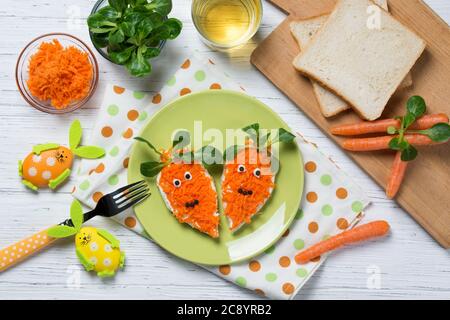 Lustige Toasts in Form von Karotten, Essen für Kinder Osteridee, Draufsicht Stockfoto