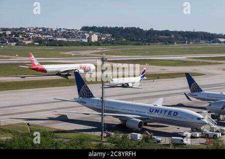 Der Bodenverkehr kreuzt sich vor dem abgelegenen Parkplatz von Sao Paulo/Guarulhos Intl. Flughafen. Blick von Morrinho Spotting Position. Stockfoto