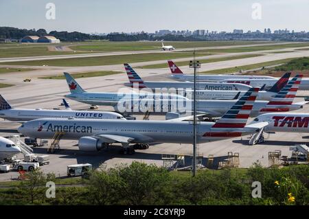 Blick von Morrinho auf die Position des abgelegensten Flugzeugarstellplatzes von Guarulhos Intl. Flughafen. Flugzeuge warten dort während der Bodenabfertigung gewartet wird Stockfoto