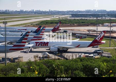 Blick von Morrinho auf den Standort eines Airbus A350 XWB mit Bodenabfertigung auf dem abgelegenem Flugzeugparkplatz von Guarulhos Intl. Flughafen. Stockfoto