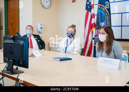 Indianapolis, Vereinigte Staaten Von Amerika. Juli 2020. Second Lady Karen Pence nimmt an einem Art Therapy Roundtable Teil Freitag, 24. Juli 2020, im Richard L. Roudebush VA Medical Center in Indianapolis Menschen: Second Lady Karen Pence Kredit: Storms Media Group/Alamy Live News Stockfoto