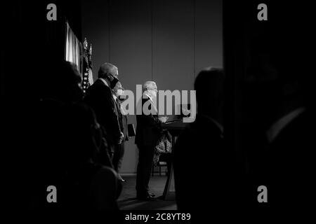 Columbia, Vereinigte Staaten Von Amerika. Juli 2020. Vizepräsident Mike Pence, der von Gouverneur Henry McMaster aus South Carolina unterstützt wird, nimmt an einer Pressekonferenz Teil Dienstag, 21. Juli 2020, im USC Alumni Center in Columbia, S.C., Mitarbeiter: Vizepräsident Mike Pence Kredit: Storms Media Group/Alamy Live News Stockfoto