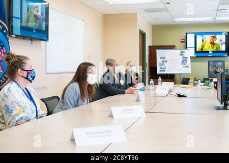 Indianapolis, Vereinigte Staaten Von Amerika. Juli 2020. Second Lady Karen Pence nimmt an einem Art Therapy Roundtable Teil Freitag, 24. Juli 2020, im Richard L. Roudebush VA Medical Center in Indianapolis Menschen: Second Lady Karen Pence Kredit: Storms Media Group/Alamy Live News Stockfoto