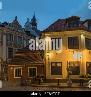 Beleuchtete Gasse der Altstadt bei Nacht, Riga, Lettland Stockfoto