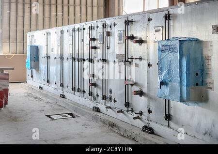 Installation einer großen Luftbehandlungskammer in der HLK-Anlage eines neuen Krankenhauses. Stockfoto