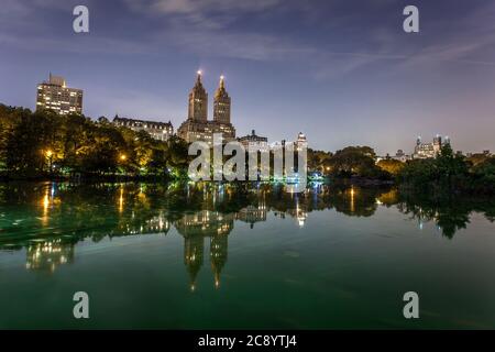 New York, NY / USA - 10/4/2013 - das San Remo berühmte Gebäude aus dem Central Park bei Nacht Stockfoto