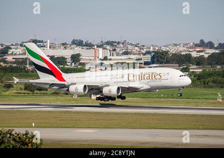 Emirates Airlines Airbus A380-800 (Großraumflugzeug - Reg. A6-EUT) kurz vor dem Berühren der Landebahn 27R des internationalen Flughafens Sao Paulo/Guarulhos. Stockfoto