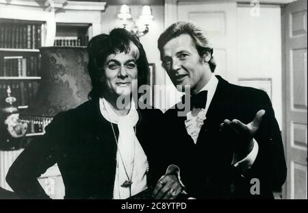 Um 1971 - Großbritannien - die Stars Roger MOORE, Right und TONY CURTIS drehen in England gemeinsam für eine neue Fernsehserie namens 'The Persuaders!'. Darin sind sie nicht immer das, was sie scheinen. (Bild: © Keystone Pictures USA/ZUMAPRESS.com) Stockfoto