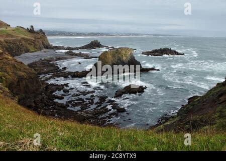 Blick auf felsige Klippen und Felsausschnitte im Pazifik, entlang eines secnic Bereichs der nördlichen Küste von Oregon. Stockfoto