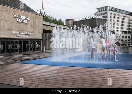 Kinder spielen in Jeppe Hein's Appearing Rooms im Southbank Centre, London, England, Großbritannien Stockfoto