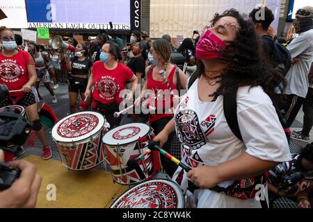 New York, New York, USA. Juli 2020. Eine all Womens Drum corp werden während des Black Lives Matter Movement Marsch für Black Womxn Protest am Times Square gezeigt. © Brian Branch-Price Credit: Brian Branch Price/ZUMA Wire/Alamy Live News Stockfoto