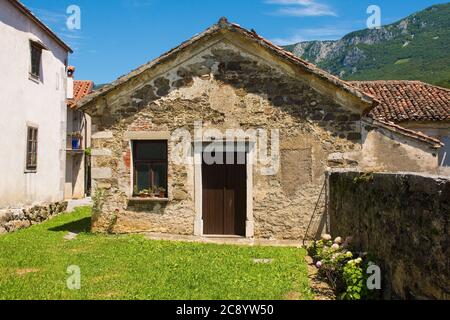 Ein kleines historisches Häuschen in Podnanos, einem Dorf im oberen Vipava-Tal in der Gemeinde Vipava in der Region Primorska in Slowenien Stockfoto