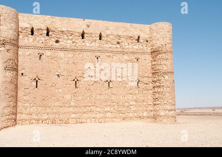 Das Äußere des östlichen Wüstenschlosses Qasr al-Kharanah in der Nähe der Stadt Azraq Oase, in der Region Badia des Haschemitischen Königreichs Jordanien. Stockfoto