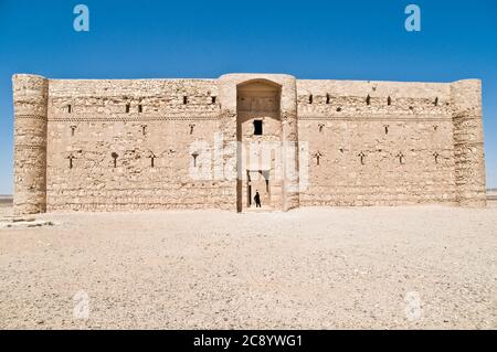 Das Äußere des östlichen Wüstenschlosses Qasr al-Kharanah in der Nähe der Stadt Azraq Oase, in der Region Badia des Haschemitischen Königreichs Jordanien. Stockfoto