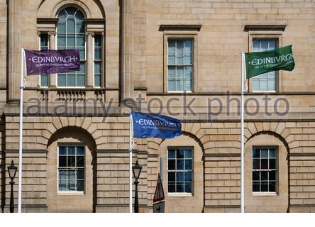 Drei farbige City of Edinburgh Council Flaggen fliegen in der Brise Stockfoto