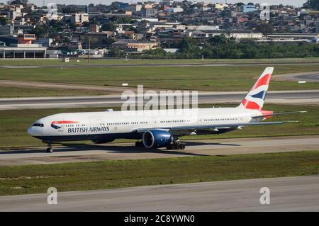 GUARULHOS, SAO PAULO - BRASILIEN / SEP 23, 2018: British Airways Boeing 777-336ER (Großraumflugzeug - Reg. G-STBI) besteuern der Landebahn 27R von Sao Pau Stockfoto