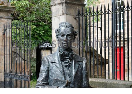 Skulptur des schottischen Dichters Robert Fergusson vor dem Canongate Kirk, Royal Mile, Edinburgh Schottland Stockfoto