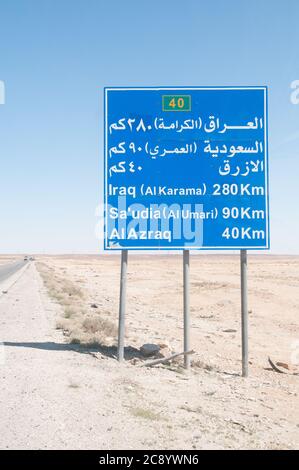 Ein Autobahnschild am Stadtrand von Amman, das die Richtung Azraq, Saudi-Arabien und Irak im Haschemitischen Königreich Jordanien angibt. Stockfoto