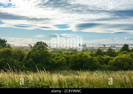 Malerische Landschaft des Avonmouth und des Severn Kanals von einer Landschaft in Bristol mit dramatischem Himmel. Stockfoto