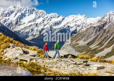 Neuseeland Reise Wanderer Wandern in Mount Cook Trail zur Mueller Hütte. Tramping Lifestyle paar Touristen Wandern auf der alpinen Route in den alpen mit Schnee Stockfoto