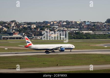 British Airways Boeing 777-336ER (Großraumflugzeug - Reg. G-STBI) während des Startvorgangs auf der Startbahn 27R des internationalen Flughafens Sao Paulo/Guarulhos. Stockfoto