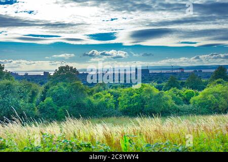 Malerische Landschaft des Avonmouth und des Severn Kanals von einer Landschaft in Bristol mit dramatischem Himmel. Stockfoto