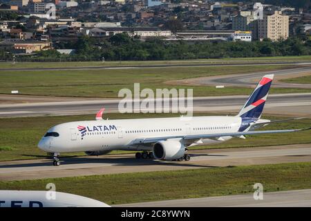 LATAM Airlines Airbus 350-941 XWB (Großraumflugzeuge - Reg. PT-XTD) besteuern Richtung Start- und Landebahn 27R des internationalen Flughafens Sao Paulo/Guarulhos Stockfoto