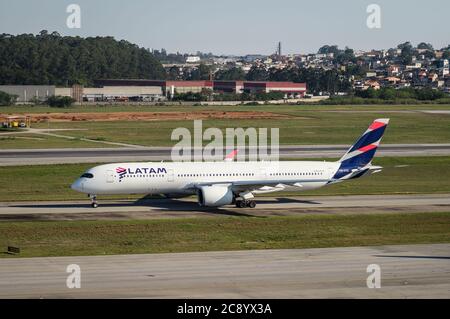 LATAM Airlines Airbus 350-941 XWB (Reg. PT-XTD - Großraumflugzeuge mit großer Reichweite), die die Startbahn 27R des internationalen Flughafens Sao Paulo/Guarulhos besteuern Stockfoto