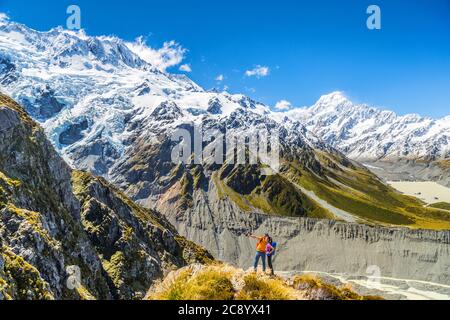 Rucksacktouristen paar Wandern machen Selfie-Handy-Bild auf Mount Cook Berge Blick. Menschen, die in Neuseeland trampeln. Menschen Wanderer nehmen Selbstporträt Stockfoto