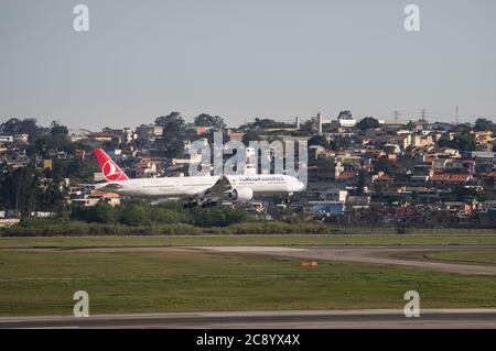 Turkish Airlines Boeing 777-3F2ER (Reg. TC-LJK) in kurzen Finale, wenige Minuten vor der Start-und Landebahn 27L von Sao Paulo / Guarulhos Intl. Flughafen. Stockfoto