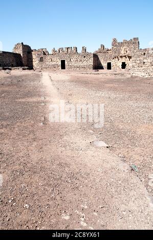 Der Innenhof des östlichen Wüstenschlosses Qasr al-Azraq in der Nähe der Stadt Azraq, in der Region Badia des Haschemitischen Königreichs Jordanien. Stockfoto