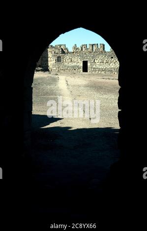 Der Innenhof des östlichen Wüstenschlosses Qasr al-Azraq in der Nähe der Stadt Azraq, in der Region Badia des Haschemitischen Königreichs Jordanien. Stockfoto