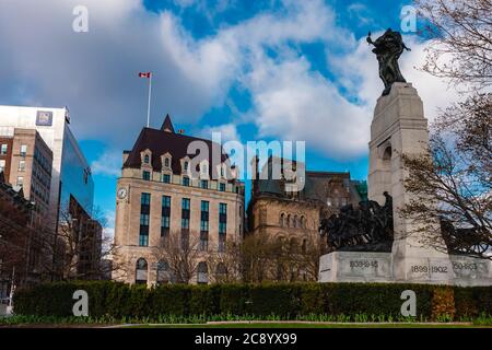 Das National war Memorial in Confederation Square in der Innenstadt von Ottawa, Ontario, Kanada ist ein Kenotaph zum Gedenken an Soldaten, die im Krieg starben. Stockfoto