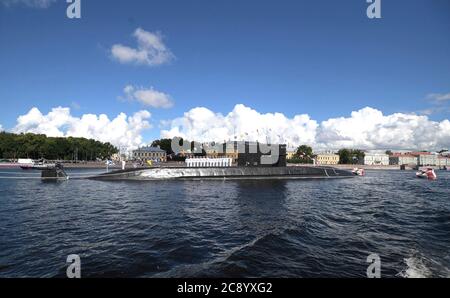 Das Diesel-Elektro-U-Boot Sankt Petersburg der russischen Marine nimmt an einer Militärparade Teil, um den jährlichen Tag der russischen Marine auf der Newa und dem Hafen von Kronstadt am 26. Juli 2020 in St. Petersburg, Russland, zu feiern. Stockfoto