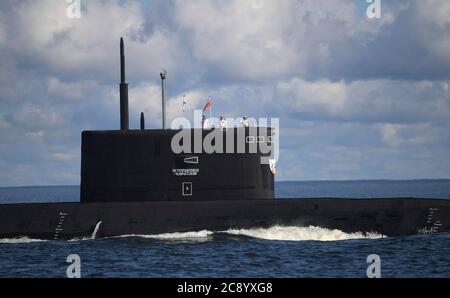 Die russische Marine verbesserte Kilo-Klasse konventionelles Angriffs-U-Boot Petropawlowsk-Kamtschatsky nimmt an einer Militärparade Teil, um den jährlichen Tag der russischen Marine auf der Newa und dem Hafen von Kronstadt am 26. Juli 2020 in St. Petersburg, Russland, zu feiern. Stockfoto