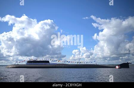 Das russische Marine-U-Boot K-266 Orel nimmt an einer Militärparade Teil, um den jährlichen Tag der russischen Marine auf der Newa und dem Hafen von Kronstadt am 26. Juli 2020 in St. Petersburg, Russland, zu feiern. Stockfoto