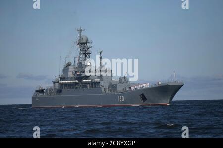 Die russische Marine Ropucha Klasse Korolev großes Landungsschiff nimmt an einer Militärparade anlässlich des jährlichen russischen Marine-Tag auf der Newa und dem Hafen von Kronstadt am 26. Juli 2020 in St. Petersburg, Russland. Stockfoto