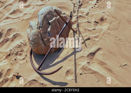 Anker des Bootes an der Ostsee Felsküste bei Tuja, Veczemju klintis, Vidzeme, Lettland, Landschaft Stockfoto