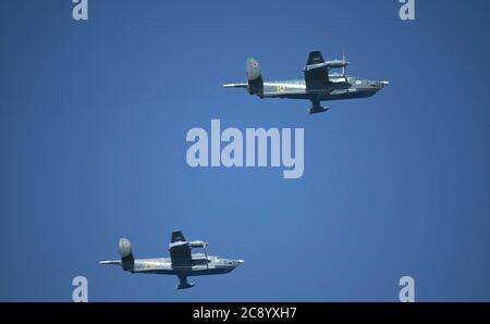 Die russische Marine Beriev Be-12 Tschaika Klasse amphibischen Anti-U-Boot-und maritime Patrouille Flugzeuge führen eine Fliege vorbei während der jährlichen russischen Marine Tag auf der Newa und dem Hafen von Kronstadt 26. Juli 2020 in St. Petersburg, Russland. Stockfoto