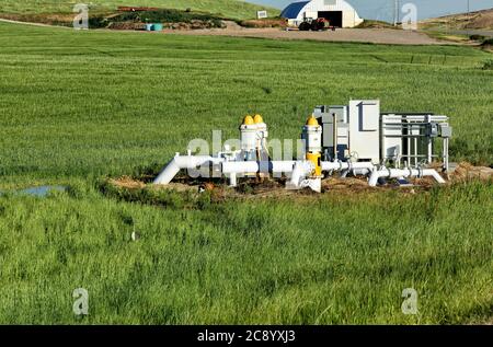 Drei landwirtschaftliche Wasserpumpen an einer Pumpstation, um Wasser aus einem Brunnen für die Bewässerung in einem Idaho Farm Feld zu bringen. Stockfoto