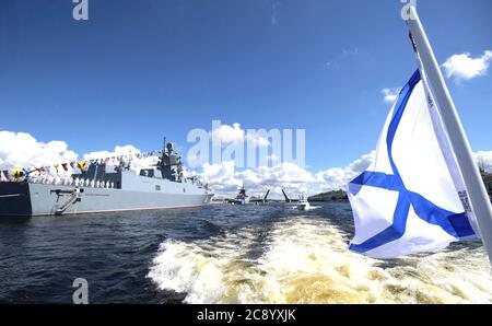 Russische Marine-Schiffe nehmen an einer Militärparade Teil, um den jährlichen Tag der russischen Marine auf der Newa und dem Hafen von Kronstadt am 26. Juli 2020 in St. Petersburg, Russland, zu feiern. Stockfoto